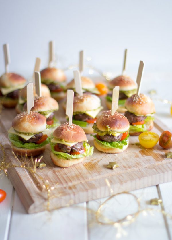 Der-perfekte-Party-Snack-Mini-Burger-mit-Telekom-Sportpaket