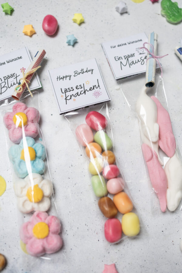 einfaches-geldgeschenk-mit-suessigkeiten-basteln03