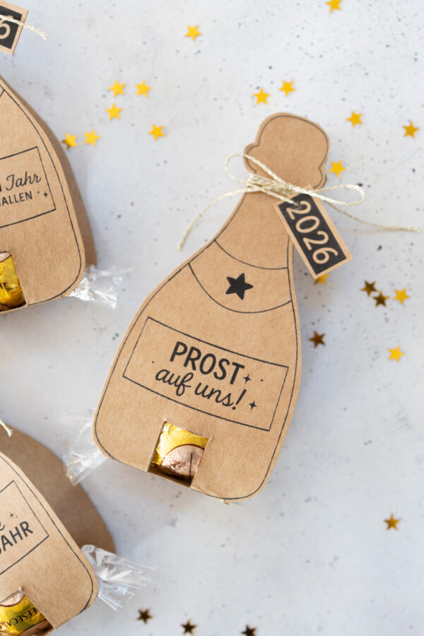 diy-silvester-gastgeschenk-sektflaschen-fuer-pralinen-einfach-selber-basteln04