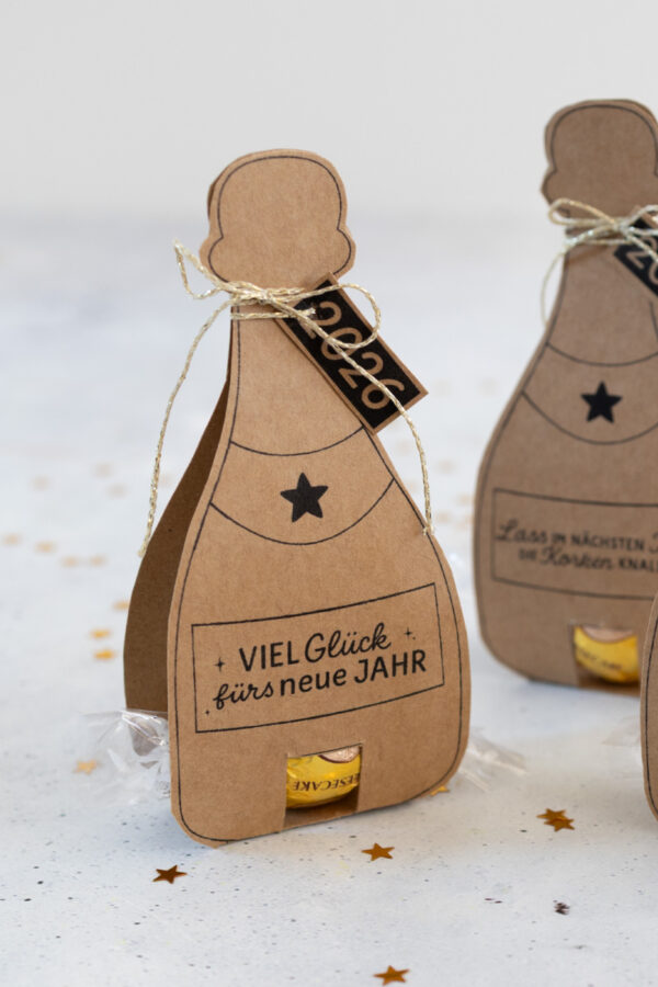 diy-silvester-gastgeschenk-sektflaschen-fuer-pralinen-einfach-selber-basteln06
