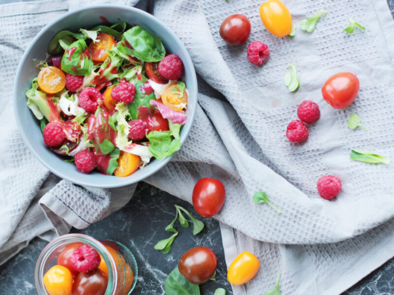 Tomatensalat mit Himbeeren und Büffelmozzarella