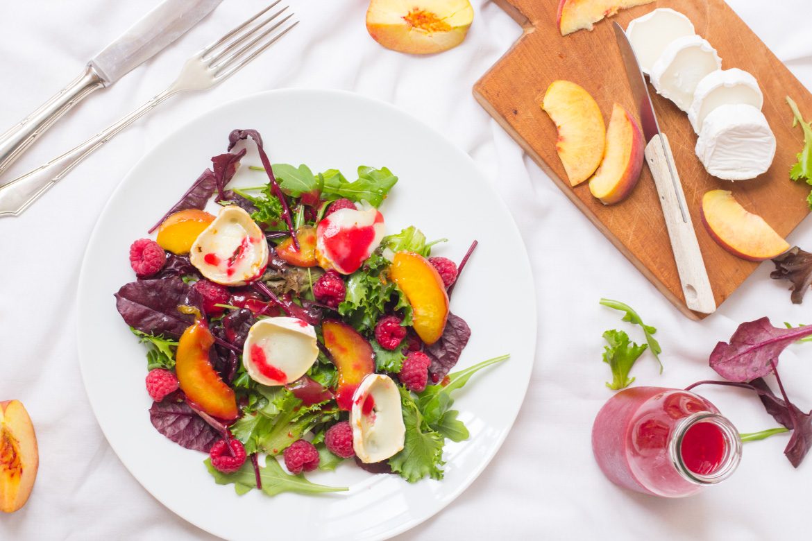 Salat mit Pfirsich, Himbeeren und Ziegenkäse – Women at Work