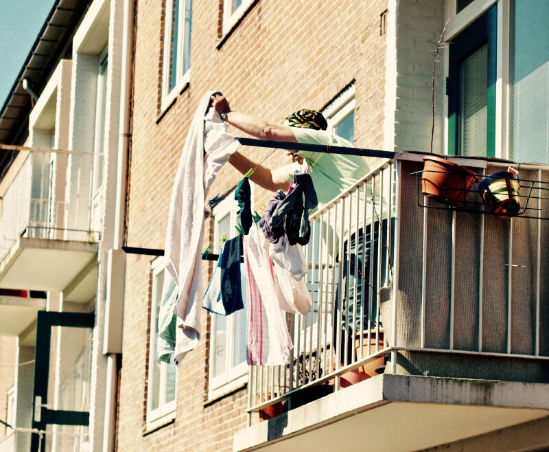 Sommer im Mietshaus: Was ist auf dem Balkon erlaubt?