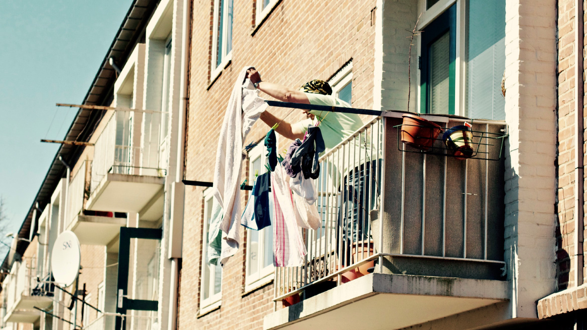 Sommer im Mietshaus: Was ist auf dem Balkon erlaubt?