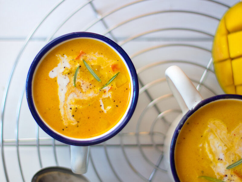 Karottensuppe mit Mango und Kokosmilch
