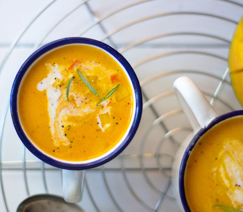 Karottensuppe mit Mango und Kokosmilch
