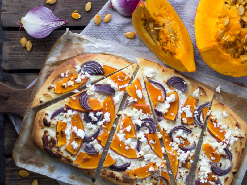Kürbis-Flammkuchen mit Feta und Zwiebeln