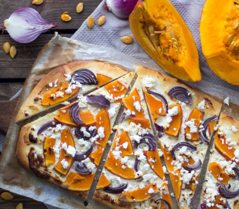 Kürbis-Flammkuchen mit Feta und Zwiebeln